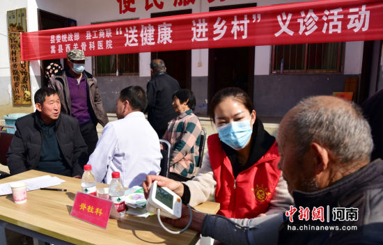 图为嵩县县委统战部与县工商联开展“送医进村”活动。 